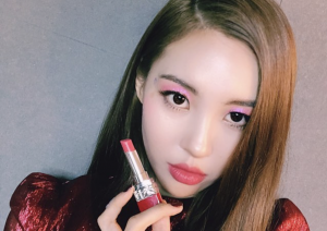 グリッターメイクで韓国アイドルに変身!やり方やおすすめのメイクグッズを紹介!